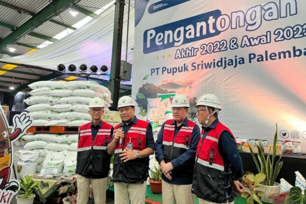 Direktur Utama PT Pusri Palembang Tri Wahyudi Saleh (kedua dari kiri) didampingi jajaran direksi dan komisaris menjelaskan capaian kinerja tahun 2022 dan target 2023. /Bisnis-Dinda Wulandari