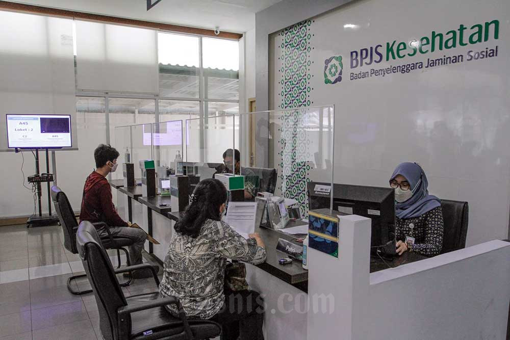Karyawan melayani peserta di salah satu kantor cabang Badan Penyelenggara Jaminan Sosial (BPJS) Kesehatan di Jakarta, Selasa (12/7/2022). Bisnis/Fanny Kusumawardhani