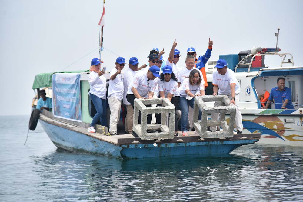  Tingkatkan Komitmen Konservasi Perairan, Pupuk Kaltim Resmikan Rumah Apung dan Turunkan 500 Unit Terumbu Buatan