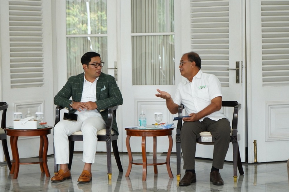 Gubernur Jawa Barat Ridwan Kamil bersama Kepala Dinas Ketahanan Pangan dan Peternakan (DKPP) Jawa Barat Moh Arifin Soedjayana. 