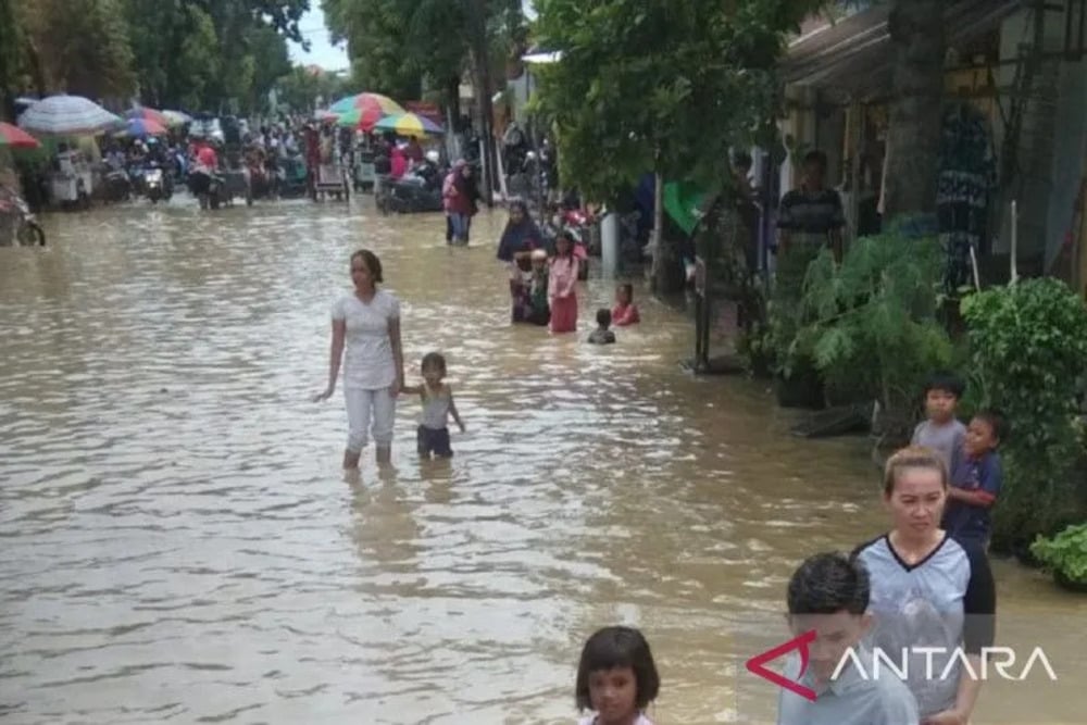 Genangan banjir akibat luapan Sungai Kalikamoning di Kota Sampang, Jawa Timur, Minggu (1/1/2023)./Antara-BPBD Sampang.