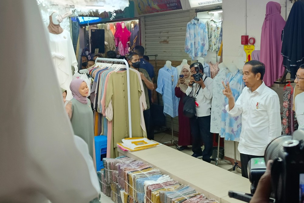 Tinjau Pasar Tanah Abang, Jokowi Ingin Optimisme Pedagang Terjaga Tahun Ini, Jokowi berbincang dengan pedagang di Pasar Tanah Abang / BISNIS - Aprianus Doni Tolok