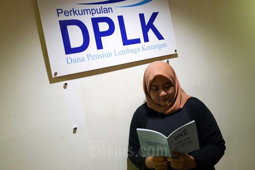 Karyawati beraktivitas di kantor Asosiasi Dana Pensiun Lembaga Keuangan (DPLK) di Jakarta, Selasa (6/9/2022). Bisnis/Suselo Jati