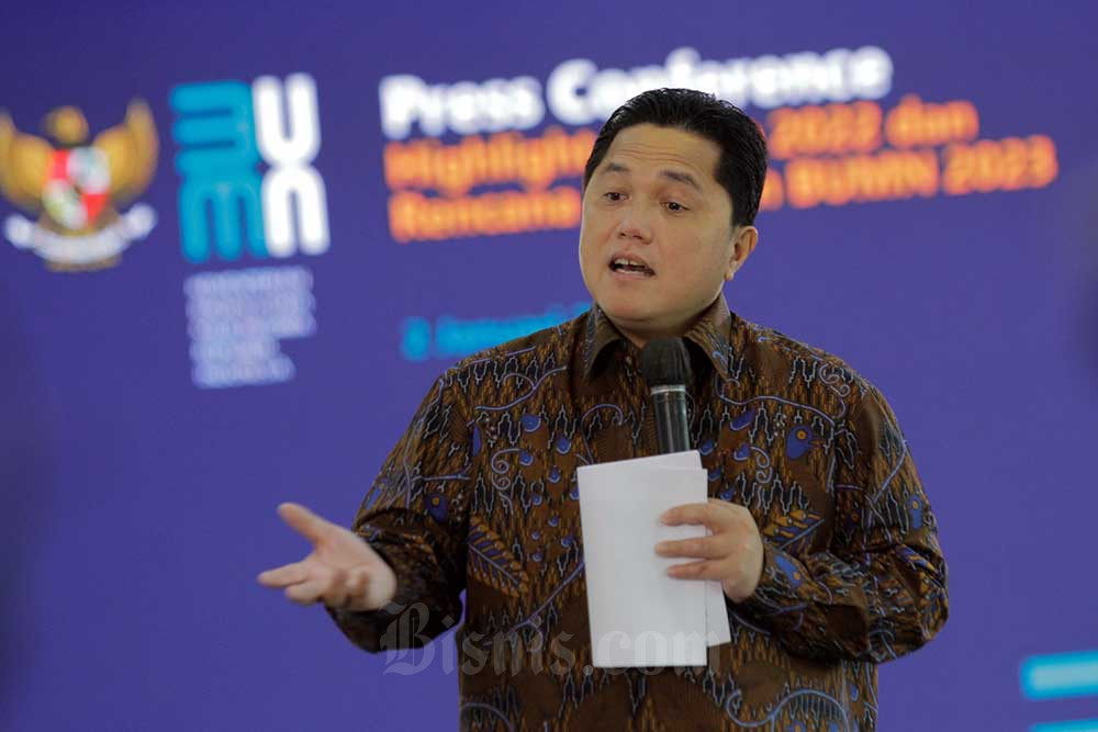 Menteri Badan Usaha Milik Negara (BUMN) Erick Thohir memberikan paparan saat konferensi pers di Jakarta, Senin (2/1/2023). Bisnis/Fanny Kusumawardhani