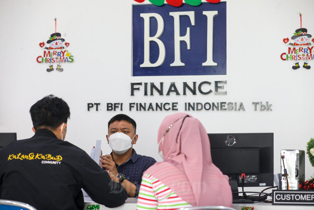 Karyawan melayani nasabah di kantor cabang PT BFI Finance Tbk. (BFIN), Jakarta, Senin (2/1/2023). Bisnis/Abdurachman