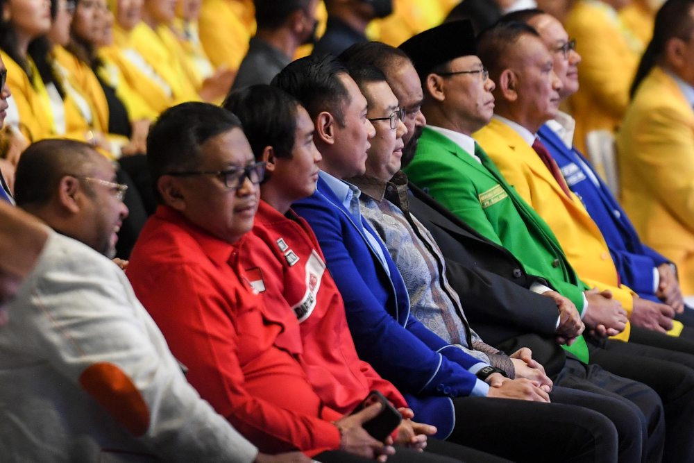 Ketua Umum Partai Demokrat Agus Harimurti Yudhoyono (keempat kiri) bersama Ketua Umum Parta Nasdem Surya Paloh (keempat kanan), Ketua Umum Partai Perindo Hary Tanoesoedibjo (kelima kiri), Plt Ketua Umum PPP Mardiono (ketiga kanan), Sekjen PDI Perjuangan Hasto Kristiyanto (kedua kiri), Sekjen PKS Aboe Bakar Alhabsyi (kiri) dan Sekjen PAN Eddy Soeparno (kanan) memnghadiri acara puncak HUT ke-58 Partai Golkar di JIExpo Kemayoran, Jakarta, Jumat (21/10/2022)./Antara