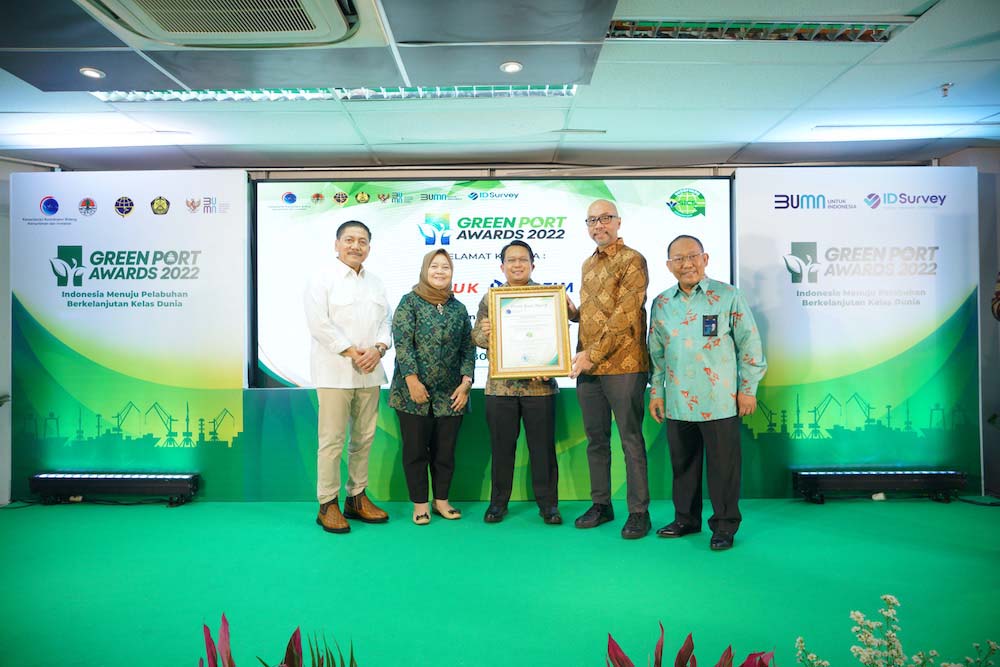 PT Pupuk Kalimantan Timur (Pupuk Kaltim) kembali meraih penghargaan Green Port Award 2022 dari Kementerian Koordinator Kemaritiman dan Investasi (Kemenko Marves) atas implementasi tata kelola pelabuhan berwawasan lingkungan di area terminal khusus perusahaan, Rabu (28/12/2022)./JIBI-Istimewa