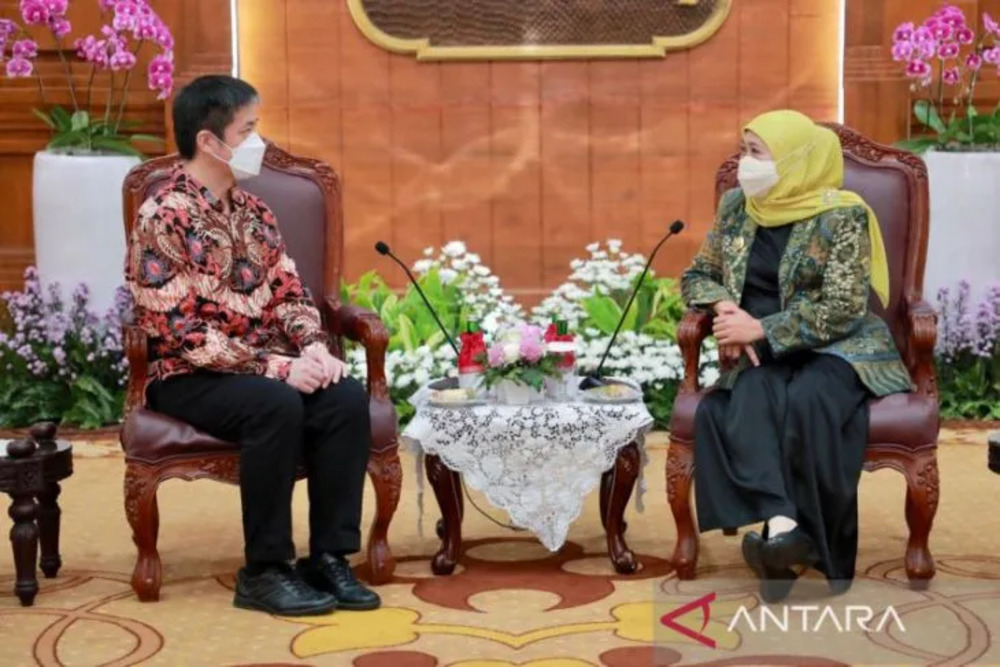 Gubernur Jatim Khofifah Indar Parawansa (kanan) menerima kunjungan Konjen Xu Yong di Gedung Negara Grahadi Surabaya, Selasa (3/1/2023)./Antara-Biro Adpim Jatim.