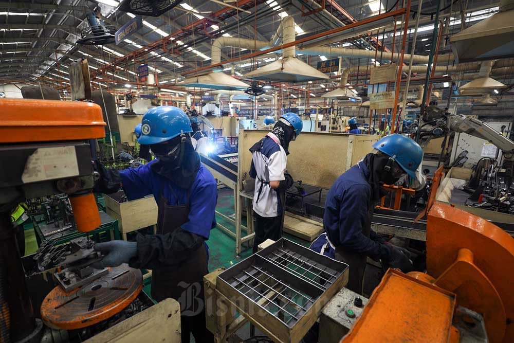 Pekerja menyelesaikan pembuatan komponen otomotif di pabrik PT Dharma Polimetal Tbk. (DRMA) di Cikarang, Bekasi, Jawa Barat, Selasa (20/9/2022). Bisnis/Suselo Jati