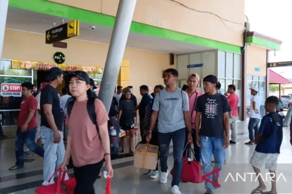  Arus Penumpang Bandara Rendani Manokwari Kembali Normal