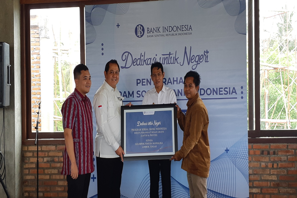 Kepala Perwakilan Bank Indonesia NTB Heru Saptaji menyerahkan bantuan peralatan ke pemuda Mandalika, Rabu (4/1/2022) di Lombok Tengah./Bisnis-Harian Noris Saputra