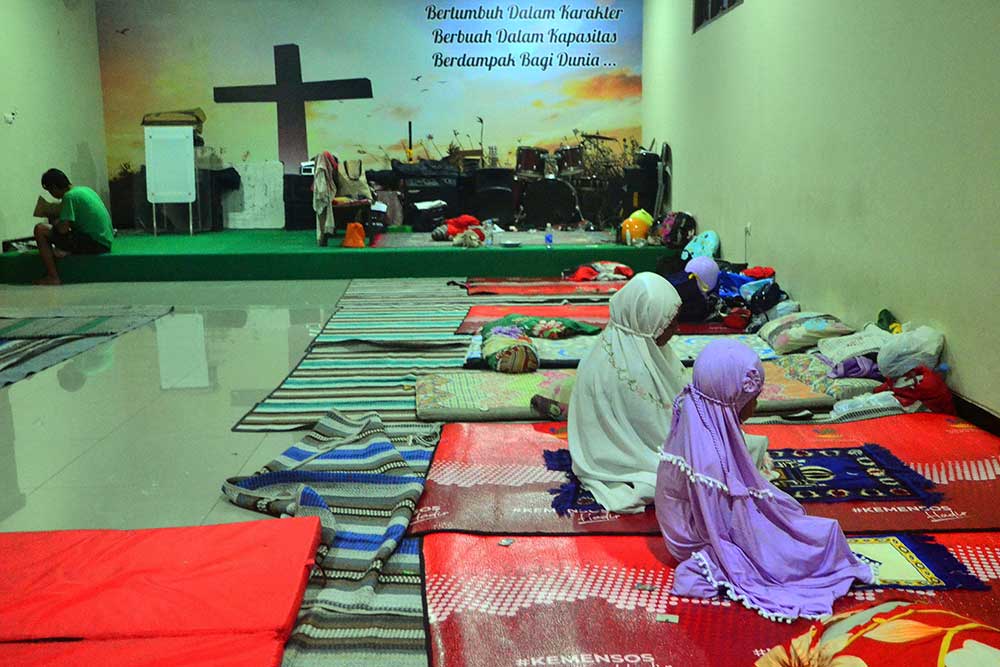  Pengungsi Korban Banjir di Kudus Melakukan Shalat di Gereja