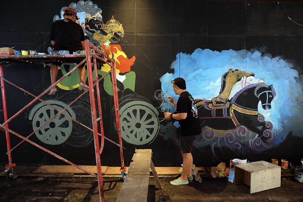  Seniman di Jawa Tengah Menggambar Mural Wayang Rama Bergawa