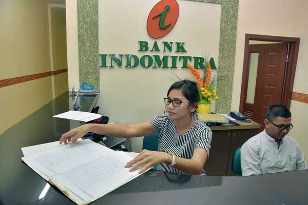 Pegawai Lembaga Penjamin Simpanan (LPS) memeriksa berkas di kantor PT Bank Perkreditan Rakyat (BPR) Indomitra Mega Kapital di Kota Pekanbaru, Riau, Jumat (16/6)./Antara-FB Anggoro