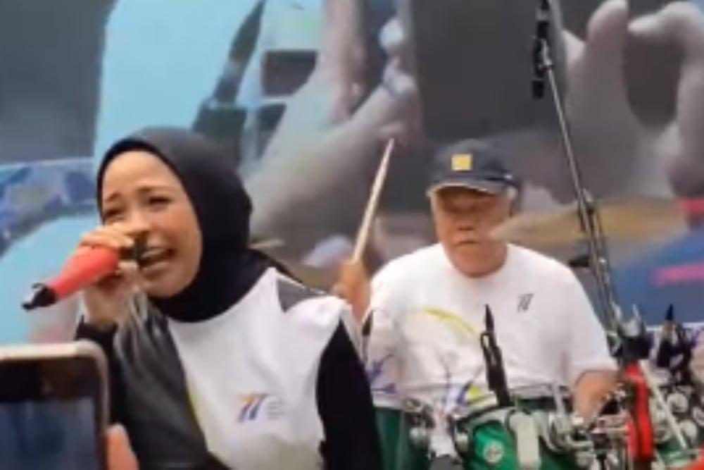  Momen Pak Bas Alih Profesi Jadi Drummer Band Kotak, Bawakan Lagu \'Beraksi\'