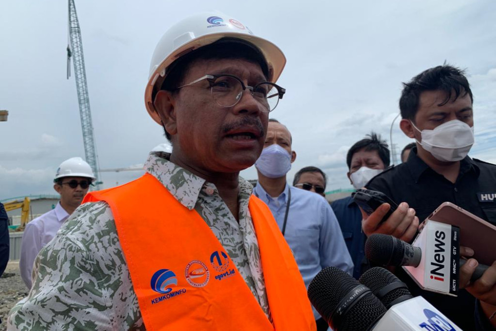 Menkominfo Johnny G. Plate saat meninjau pembangunan Pusat Data Nasional di Cikarang, Bekasi, Jawa Barat, Rabu (4/1/2023)/Bisnis-Rahmi Yati