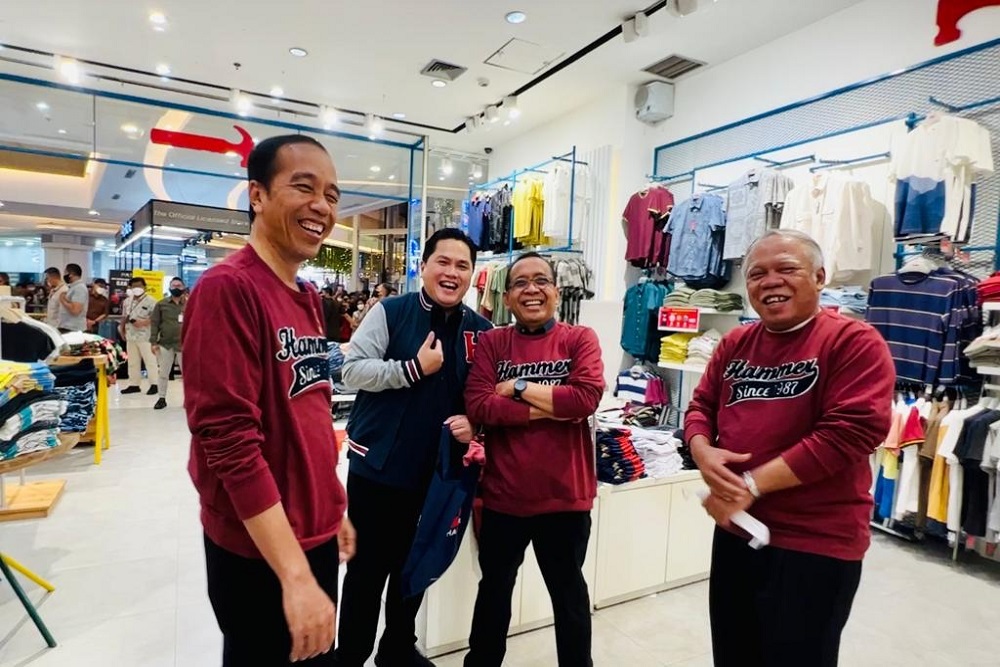  Momen Jokowi dan Tiga Menteri Beli Kaos Bareng di Mal, Bapak-bapak Banget!