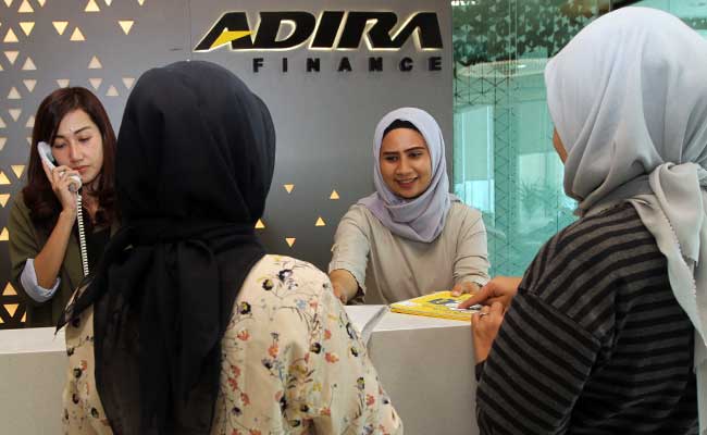 Karyawan beraktivitas di kantor Adira Finance di Jakarta. Bisnis/Endang Muchtar