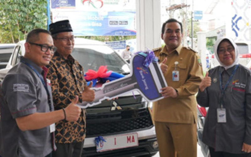 Bupati Arief Rohman serahkan kunci mobil sebagai simbol hadiah utama Undian Tabungan Bima Bank Jateng Cabang Blora./Istimewa-Bank Jateng