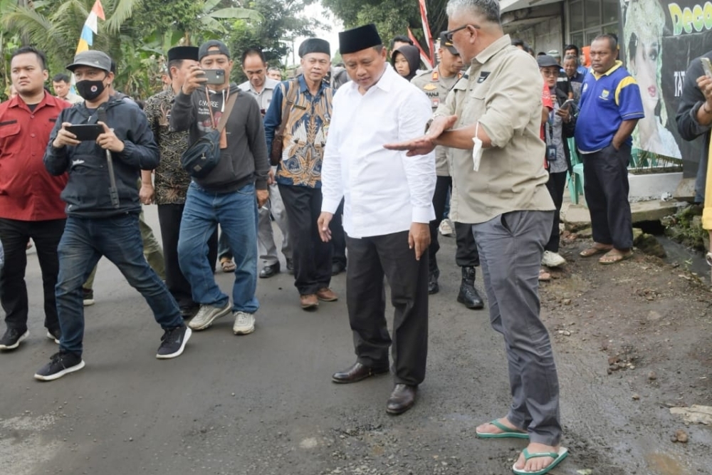 Wakil Gubernur Jawa Barat Uu Ruzhanul Ulum meninjau langsung ruas jalan yang rusak di Kecamatan Cikembar, Kabupaten Sukabumi.