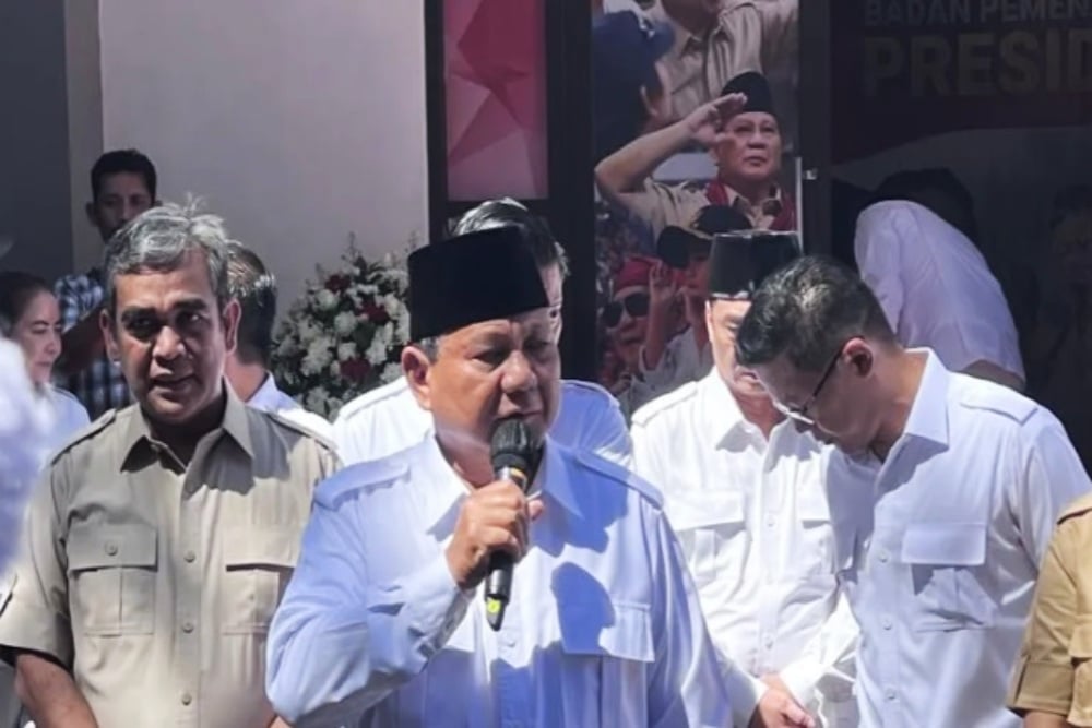 Ketua Umum Partai Gerakan Indonesia Raya (Gerindra) Prabowo Subianto memberi keterangan kepada wartawan di Kantor Badan Pemenangan Presiden Partai Gerindra, Jakarta, Sabtu (7/1/2023)./Antara