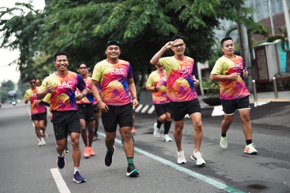 Pelari dari berbagai komunitas di Semarang berlari bersama menyambut even Run Against Cancer (RAC) 2023. /Bisnis – Alif N. Rizqi
