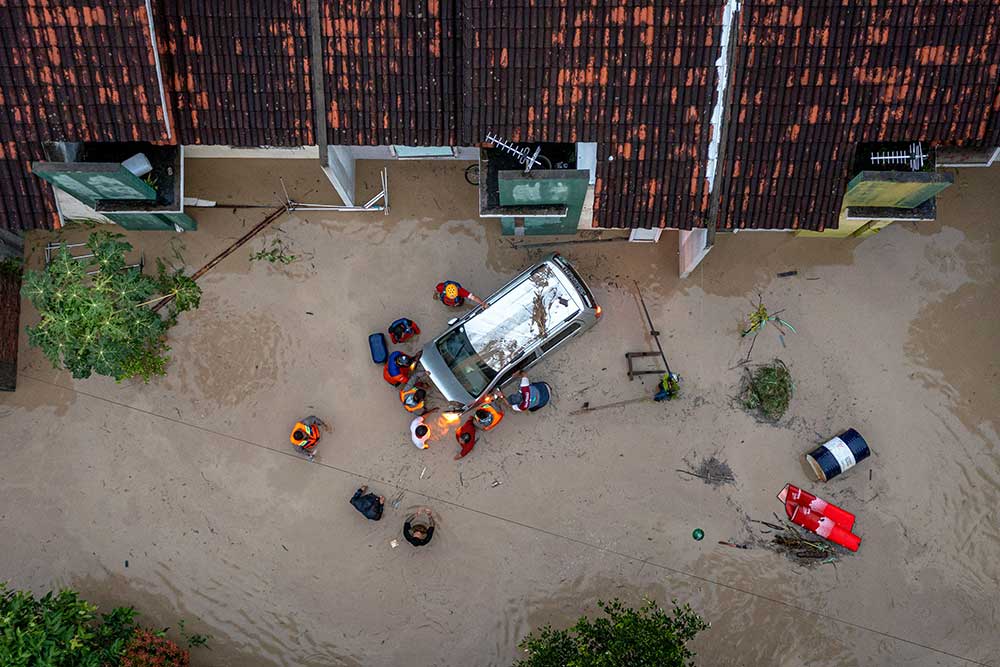  Banjir Bandang Terjang Perumahan di Semarang