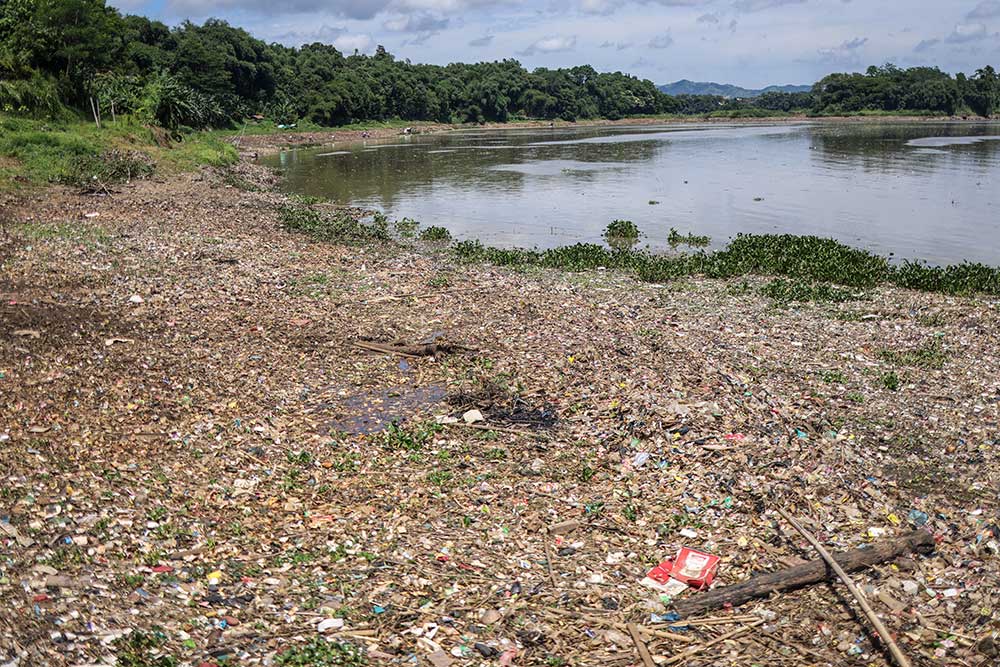  Sungai Citarum di Jawa Barat Kembali Dipenuhi Sampah