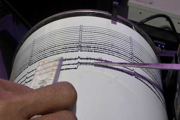 Petugas mengamati grafik seismograf.Pangandaran Diguncang Gempa 4,1 SR pada Minggu Dini Hari/ANTARA-Fikri Yusuf