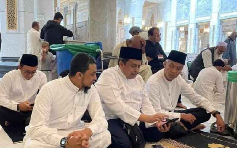  Twitter Geger! Babe Haikal Hassan \"Keciduk\" Umroh Bareng Ganjar?