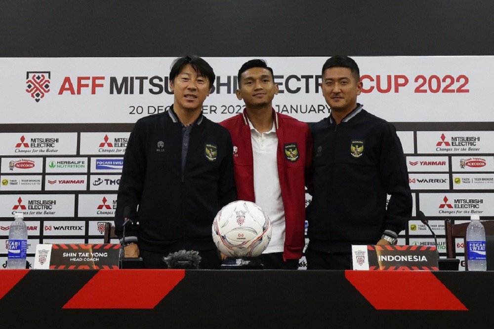Pelatih timnas Indonesia Shin Tae-yong (kiri) bersama Dendy Sulistyawan (tengah) dalam jumpa pers sebelum pertandingan semifinal Piala AFF 2022 melawan Vietnam, Minggu (8/1/2023)/PSSI.