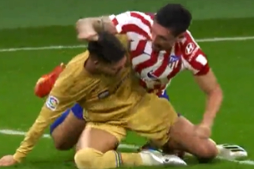  Gelut! Torres Tiba-tiba \'Smackdown\' Savic di Laga Atletico Madrid vs Barcelona