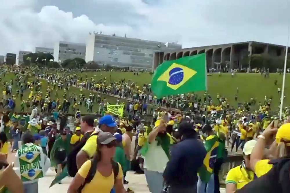 Foto-Foto Pendukung Bolsonaro Saat Menyerbu Istana Kepresidenan Brasil