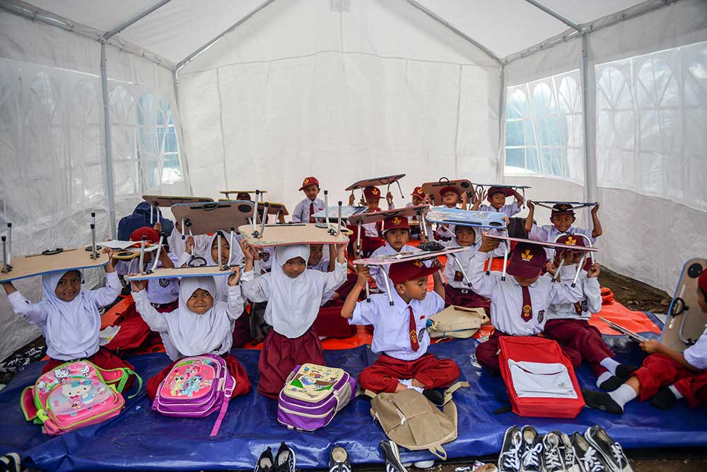  Ratusan Siswa di Cianjur Terpaksa Sekolah di Tenda Darurat