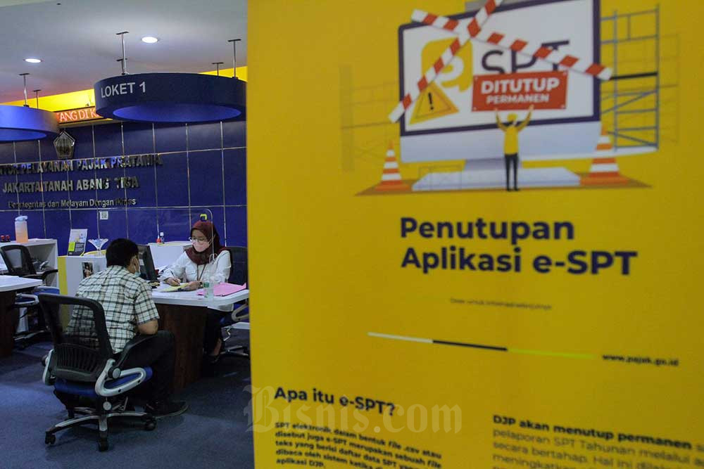 Petugas melayani wajib pajak di KPP Pratama Jakarta Tanah Abang Tiga, Jakarta, Senin (25/7/2022). Bisnis/Fanny Kusumawardhani