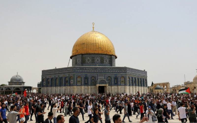 Warga Palestina berjalan di lapangan tempat Mesjid Al-Aqsa berdiri, yang dikenal oleh Muslim sebagai Noble Sanctuary dan untuk Yahudi sebagai Temple Mount di Kota Tua Yerusalem, Jumat (21/5/2021)./Antara/Reuters-Ammar Awadrn