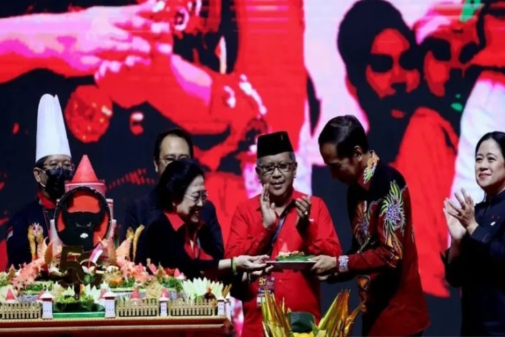 Ketua Umum DPP PDI Perjuangan Megawati Soekarnoputri saat memberikan nasi tumpeng kepada Presiden Joko Widodo dalam puncak Peringatan HUT Ke-50 PDIP di JIExpo Kemayoran, Jakarta, Selasa (10/1/2023)./Antara
