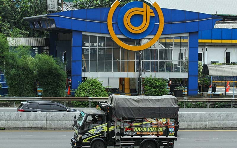 Kendaraan melintas di dekat logo PT Jasa Marga (Persero) Tbk. (JSMR) di ruas tol Jakarta-Cikampek, Jakarta, Kamis (20/1/2022). Bisnis/Arief Hermawan P