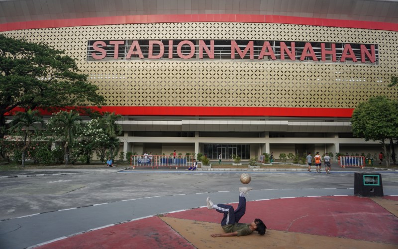 Warga berolahraga di kawasan Stadion Manahan, Solo, Jawa Tengah/Antara - Mohammad Ayudha.