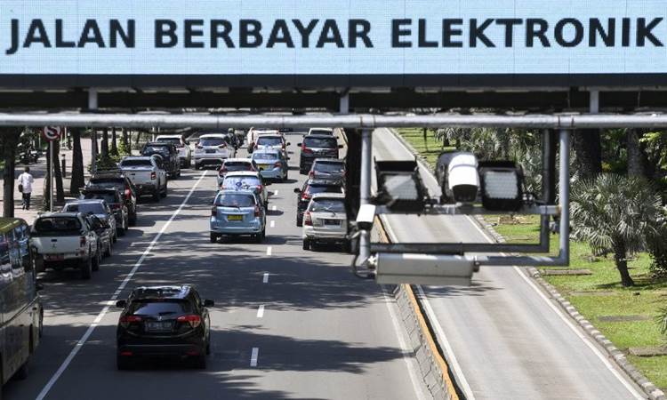 Kendaraan bermotor melintas di bawah alat Sistem Jalan Berbayar Elektronik (ERP) di Jalan Medan Merdeka Barat, Jakarta, Senin (2/3/2020). /ANTARA-Hafidz Mubarak A