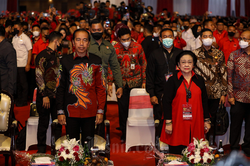 Presiden Joko Widodo (kiri) dan Ketua Umum PDIP Megawati Soekarnoputri mengikuti acara peringatan HUT ke-50 PDIP di Jakarta, Selasa (10/1/2023). Bisnis/Arief Hermawan P