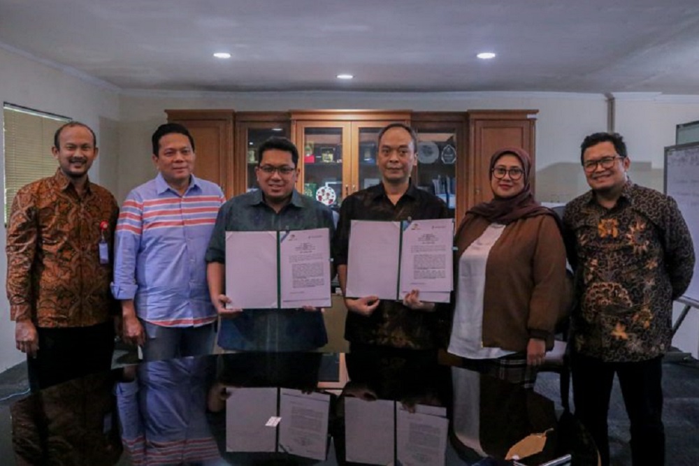 BUMD PT Agro Jabar melakukan penandatanganan MoU dengan BUMD DKI Jakarta Perumda Dharma Jaya terkait kerja sama pengadaan pangan hewani.