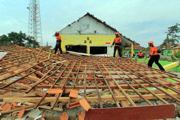  Angin Puting Beliung Terjang Sembilan Rumah di Palembang