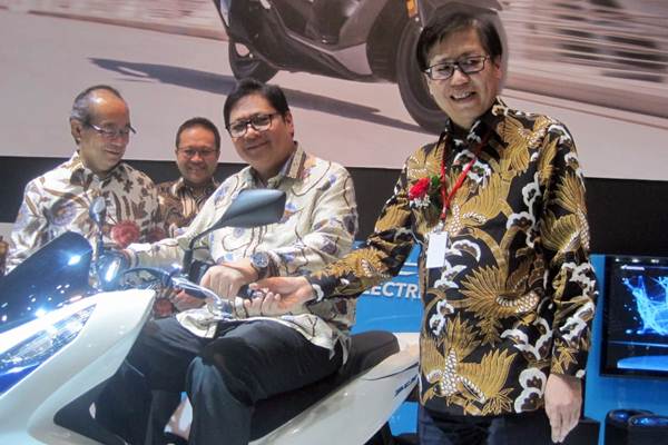 ilustrasi Airlangga Hartarto (kedua kanan) mencoba naik sepeda motor besutan Honda beberapa waktu lalu../JIBI-Endang Muchtar