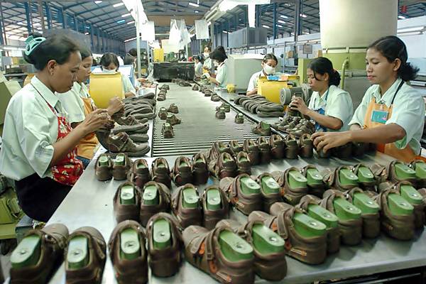 Ilustrasi pekerja menyelesaikan produksi sepatu untuk ekspor./JIBI-Wahyu Darmawan