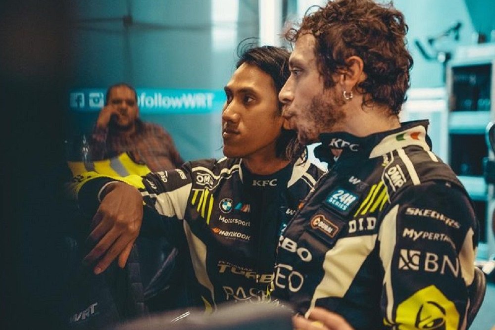 Pembalap Indonesia Sean Gelael bekerja sama dengan Valentino Rossi dalam Hankook 24 Hours of Dubai/Instagram @gelaelized.