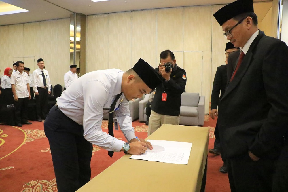 Sebanyak 39 ASN Pemerintah Kota Tangerang terpilih menjadi sekretaris dan staf sekretariat Panitia Pemilihan Kecamatan (PPK) Pemilu 2024 yang ditandai dengan Penetapan dan Penandatanganan Pakta Integritas.