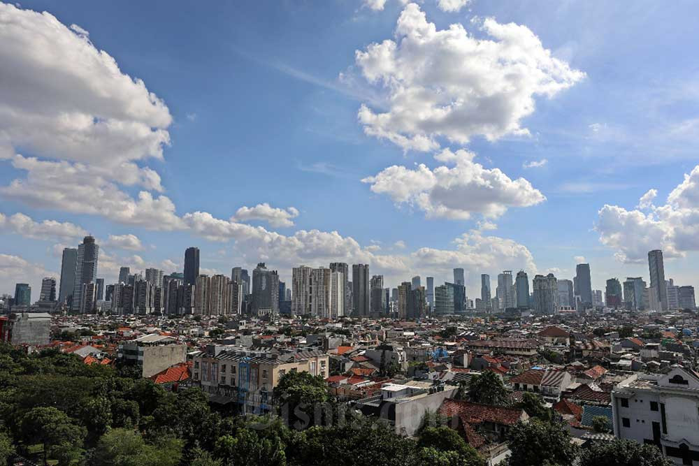 Suasana deretan gedung bertingkat dan perumahan padat penduduk di Jakarta, Senin (4/7/2022). Bisnis/Eusebio Chrysnamurti