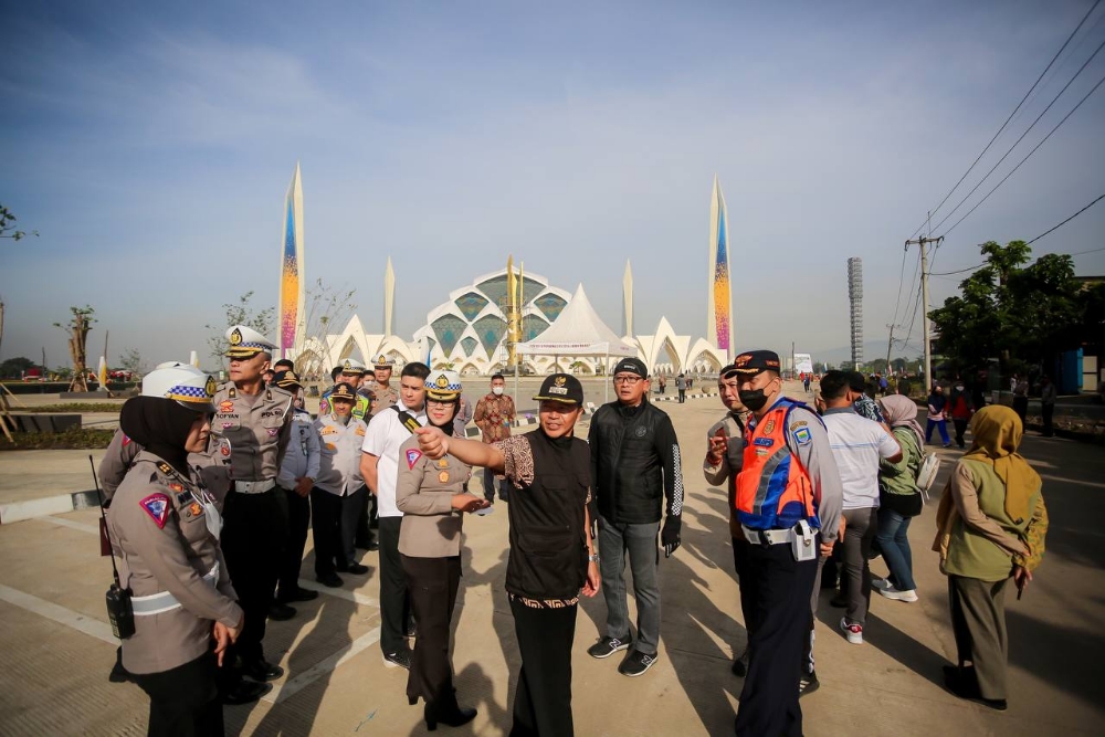  Pemkot Bandung Rekayasa Lalu Lintas Urai Kepadatan Akses Keluar Masuk Masjid Al Jabbar