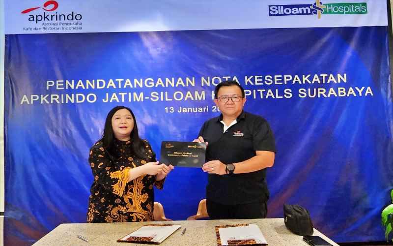 Direktur Siloam Hospitals Surabaya Lisa Gunawan (kiri) dan Ketua Apkrindo Jatim, Tjahjono Haryono (kanan) saat penandatanganan MoU kerja sama di Surabaya, Jumat (13/1/2023)./Bisnis - Peni Widarti
